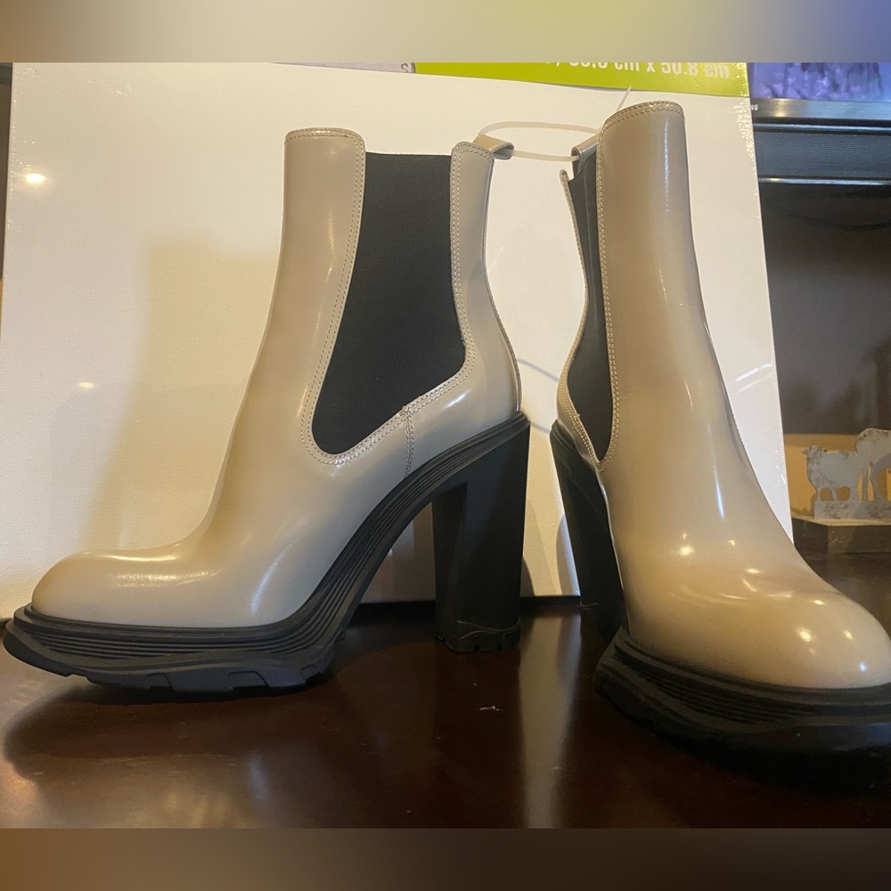 ✨SALEEEE✨ Alexander McQueen Leather Chelsea Block-Heel Booties - Picture 4 of 16